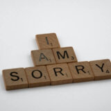 すぐ謝る人の心理や特徴｜すぐ謝る人がうざい時の対処法とは