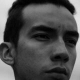 顔がこわばる原因や心理|顔がこわばる時の対処法とは