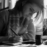 頭を下げる人